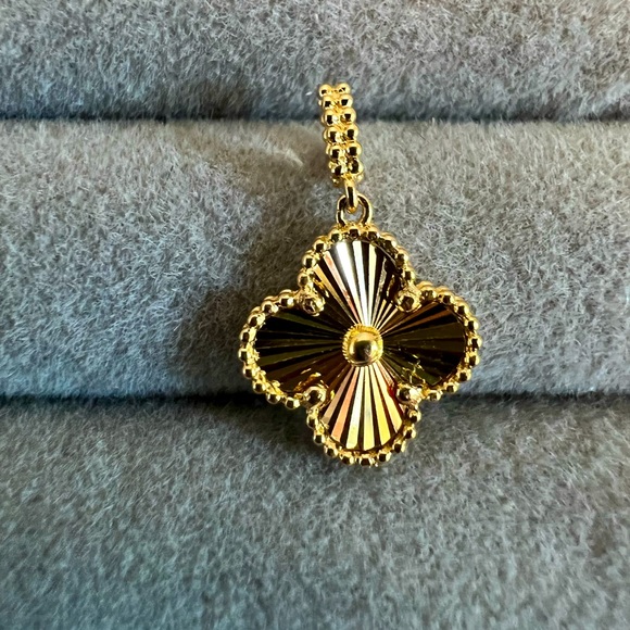 Jewelry - ✅Sold‼️Sale‼️Real 18K Solid Gold Flower Motif Pendant Only